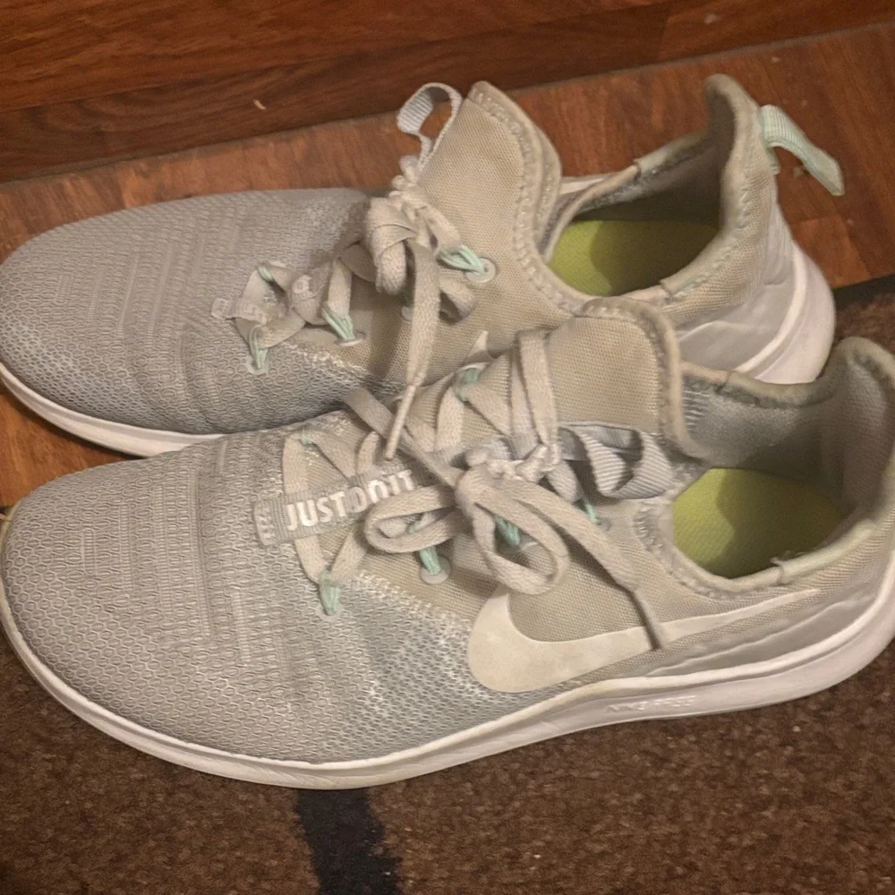 Nike Light Running Shoes - Picture 2 of 4